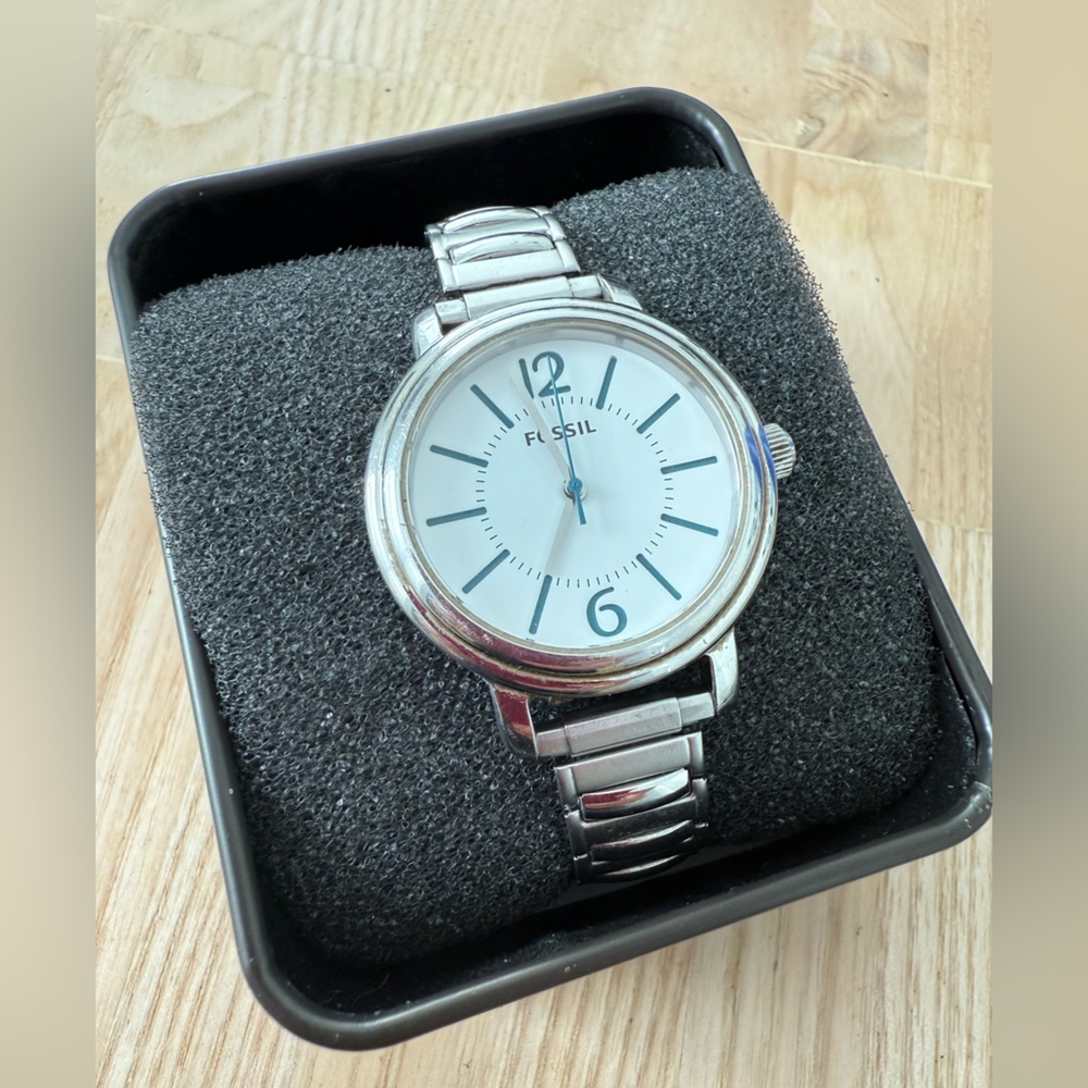 Fossil ladies silver tone classic watch NEW BATTERY